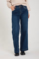 model med hånd i lommen på mørkeblå jeans Freequent FQLOPEZ-JEANS Dark Blue Denim