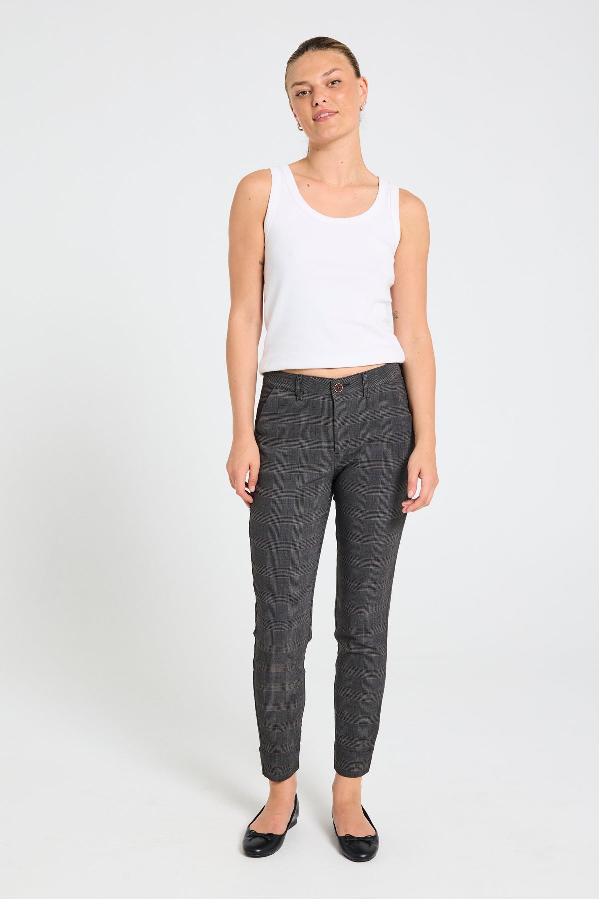 smalle grålige bukser med svagt ternet mønster. Freequent FQREX-PANTS Simply Taupe w. Black