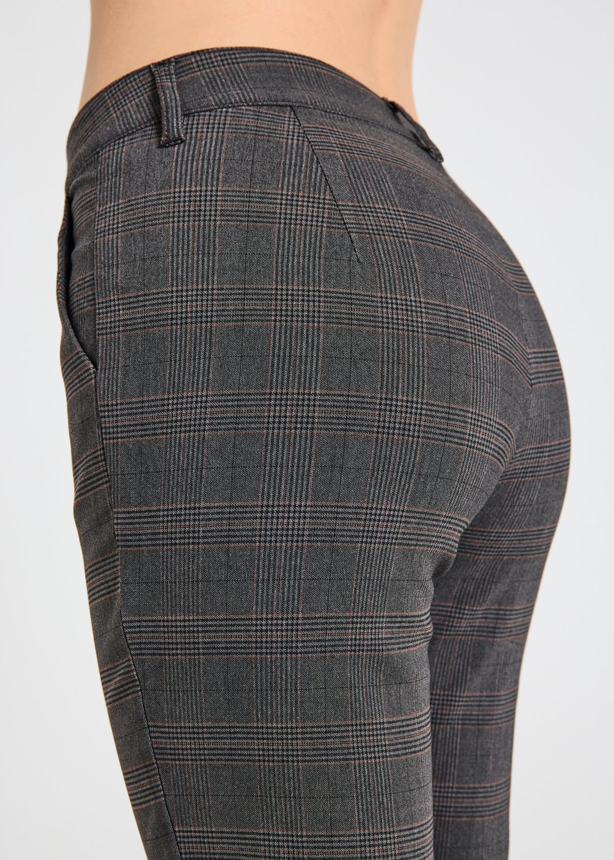 closeup af smalle grålige bukser med svagt ternet mønster. Freequent FQREX-PANTS Simply Taupe w. Black