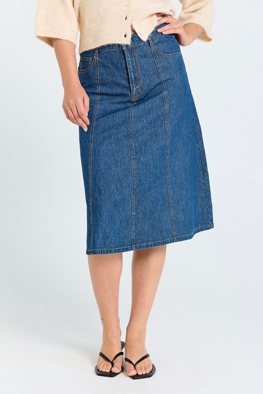 model med blå denimnederdel mellemlang Freequent FQLISEA-SKIRT Medium Blue Denim