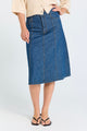 model med blå denimnederdel mellemlang Freequent FQLISEA-SKIRT Medium Blue Denim