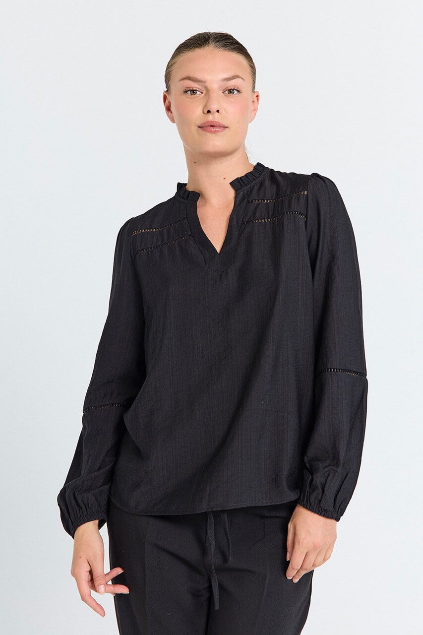 model med sort bluse Freequent FQANTINA-BLOUSE Black
