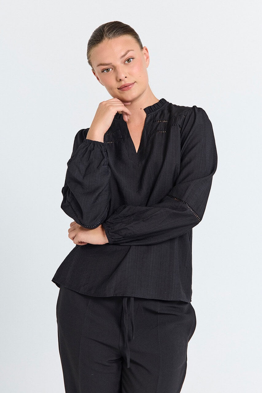 model med sort bluse Freequent FQANTINA-BLOUSE Black