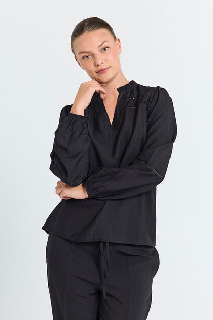 model med sort bluse Freequent FQANTINA-BLOUSE Black