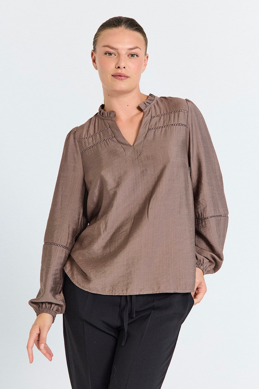 model med brun bluse Freequent FQANTINA-BLOUSE Morel
