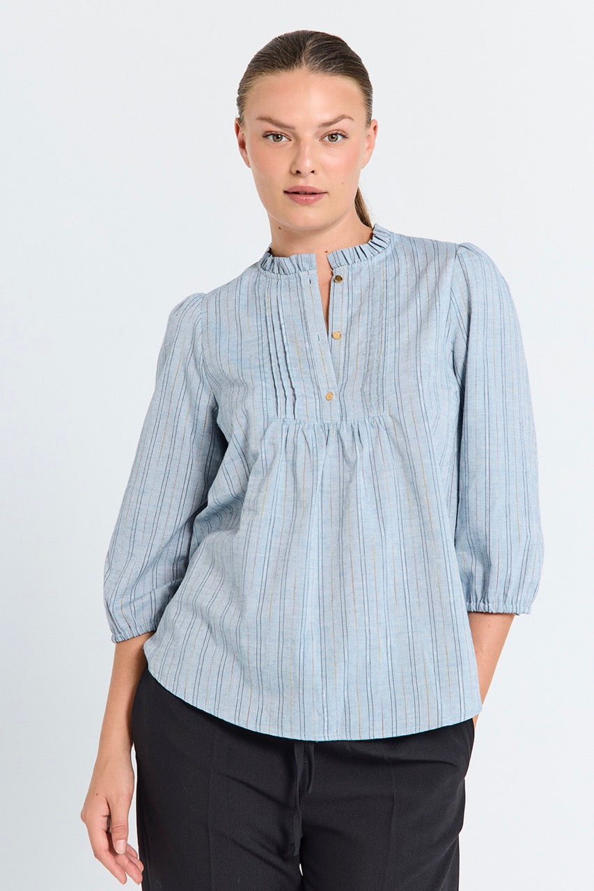 let blå bluse med diskrete striber. Freequent FQNALEEN-BLOUSE Vintage Indigo Melange