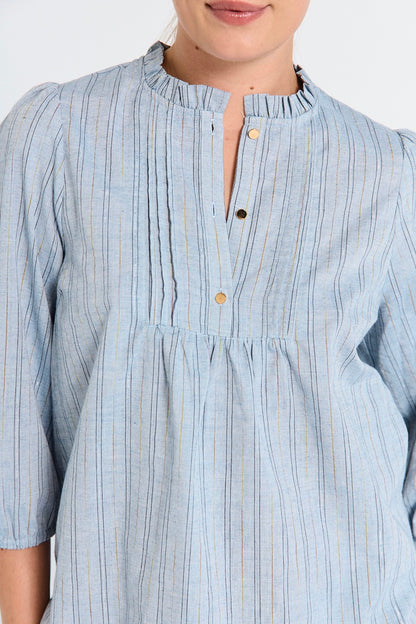 kanpper på let blå bluse med diskrete striber. Freequent FQNALEEN-BLOUSE Vintage Indigo Melange