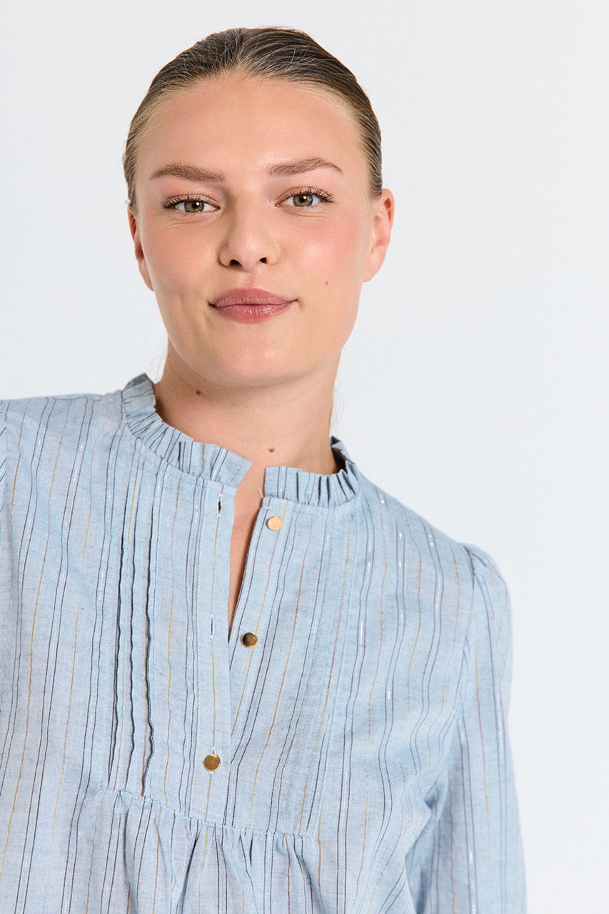 let blå bluse med diskrete striber. Freequent FQNALEEN-BLOUSE Vintage Indigo Melange