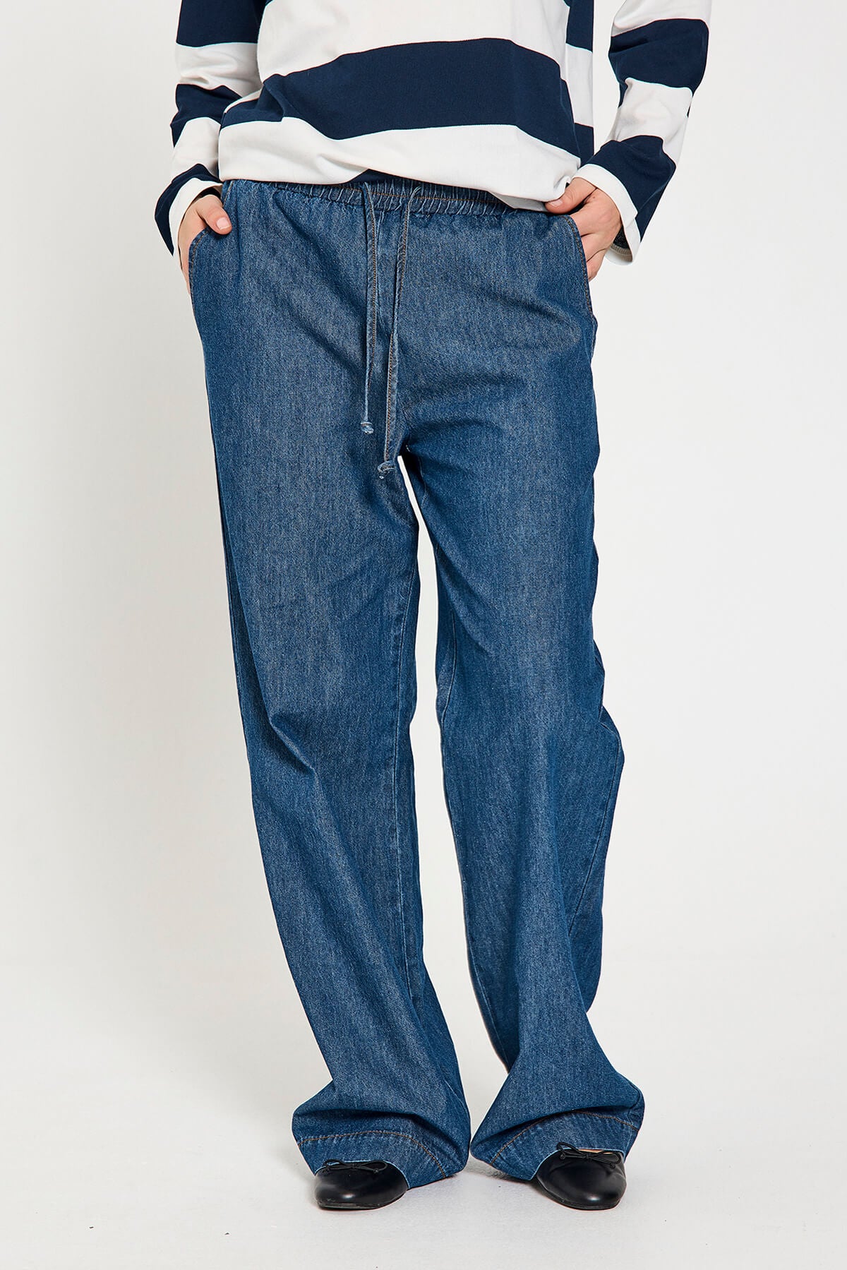 model med denimbukser med brede bukseben og snøre i taljen. Freequent FQLISEA-PANTS Medium Blue Denim