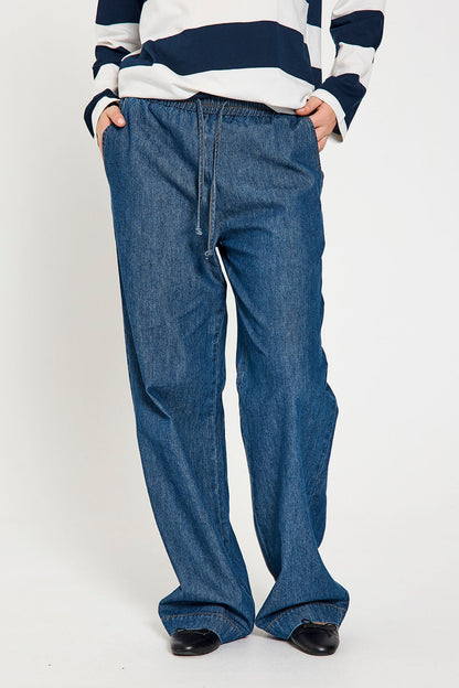 model med denimbukser med brede bukseben og snøre i taljen. Freequent FQLISEA-PANTS Medium Blue Denim