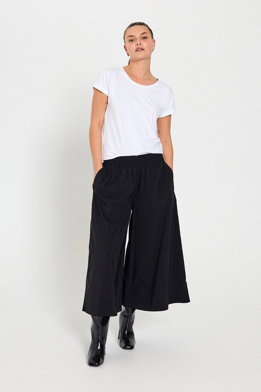 model med sorte culotte bukser med brede bukseben Freequent FQJULES-PANTS Black