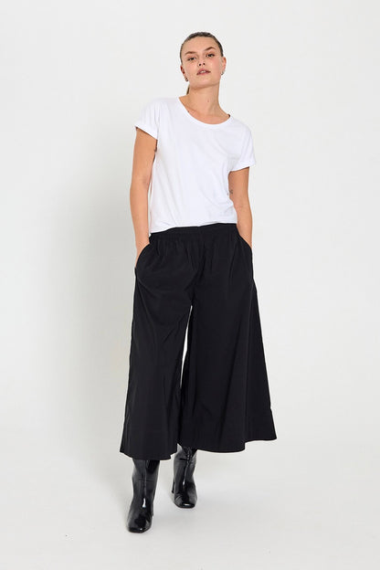 model med sorte culotte bukser med brede bukseben Freequent FQJULES-PANTS Black