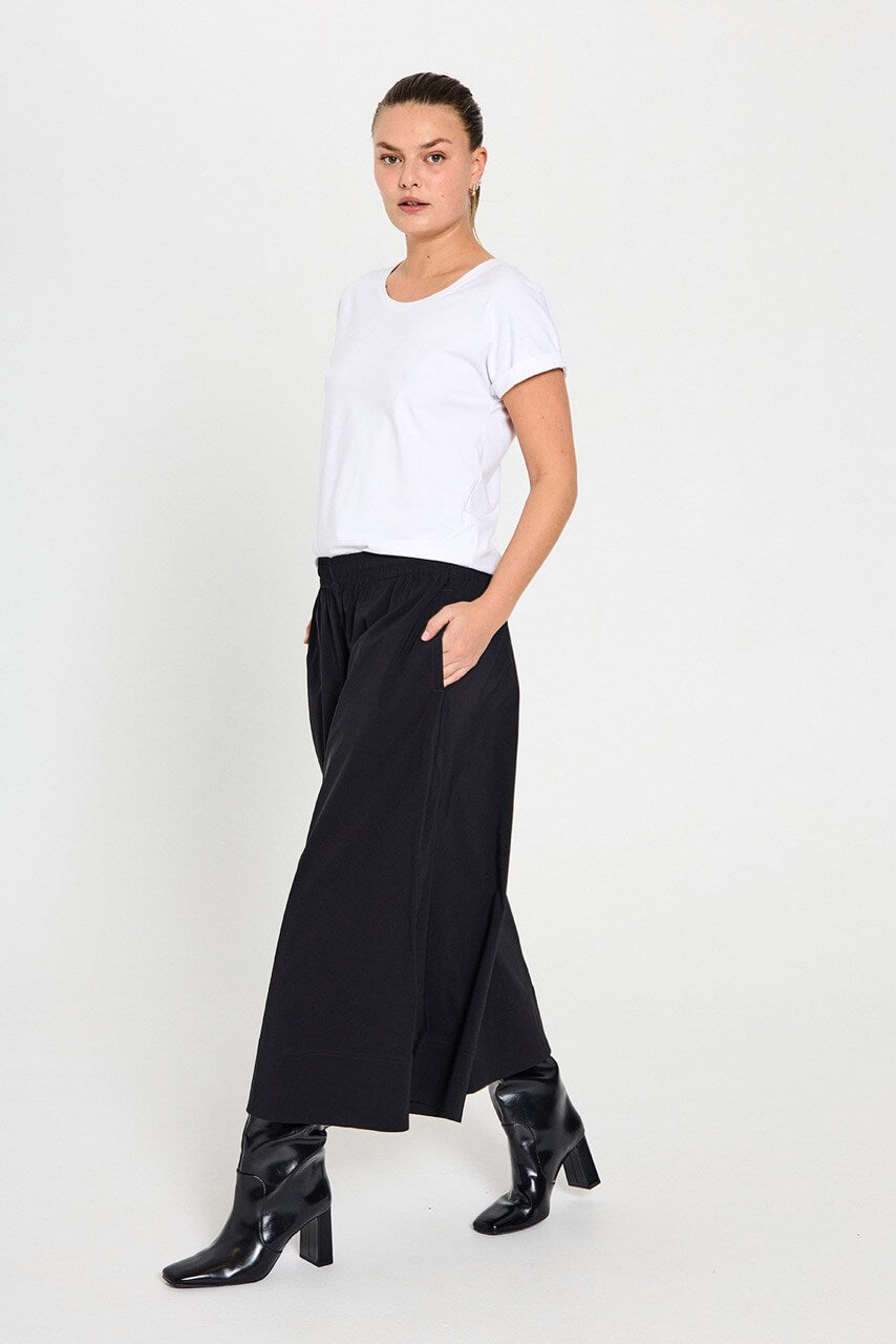 model med hånd i sidelommen på sorte bukser med brede bukseben Freequent FQJULES-PANTS Black