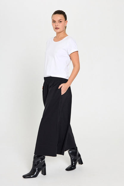 model med hånd i sidelommen på sorte bukser med brede bukseben Freequent FQJULES-PANTS Black