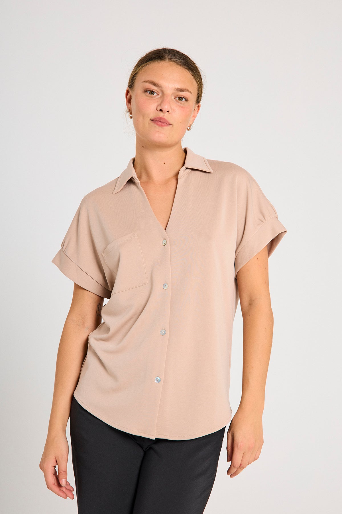 model med kortærmet beige skjorte t-shirt med knappelukning og brystlomme. Freequent Simply Taupe FQRUE-BLOUSE