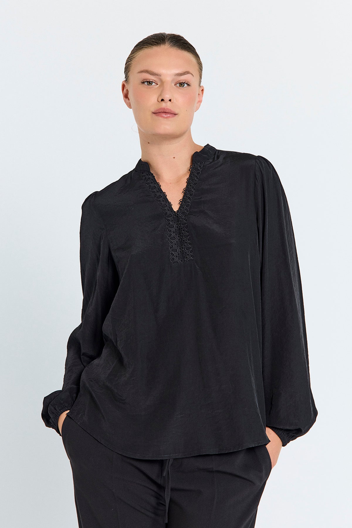 sort bluse med v-hals. Freequent Black FQTESSY-BLOUSE