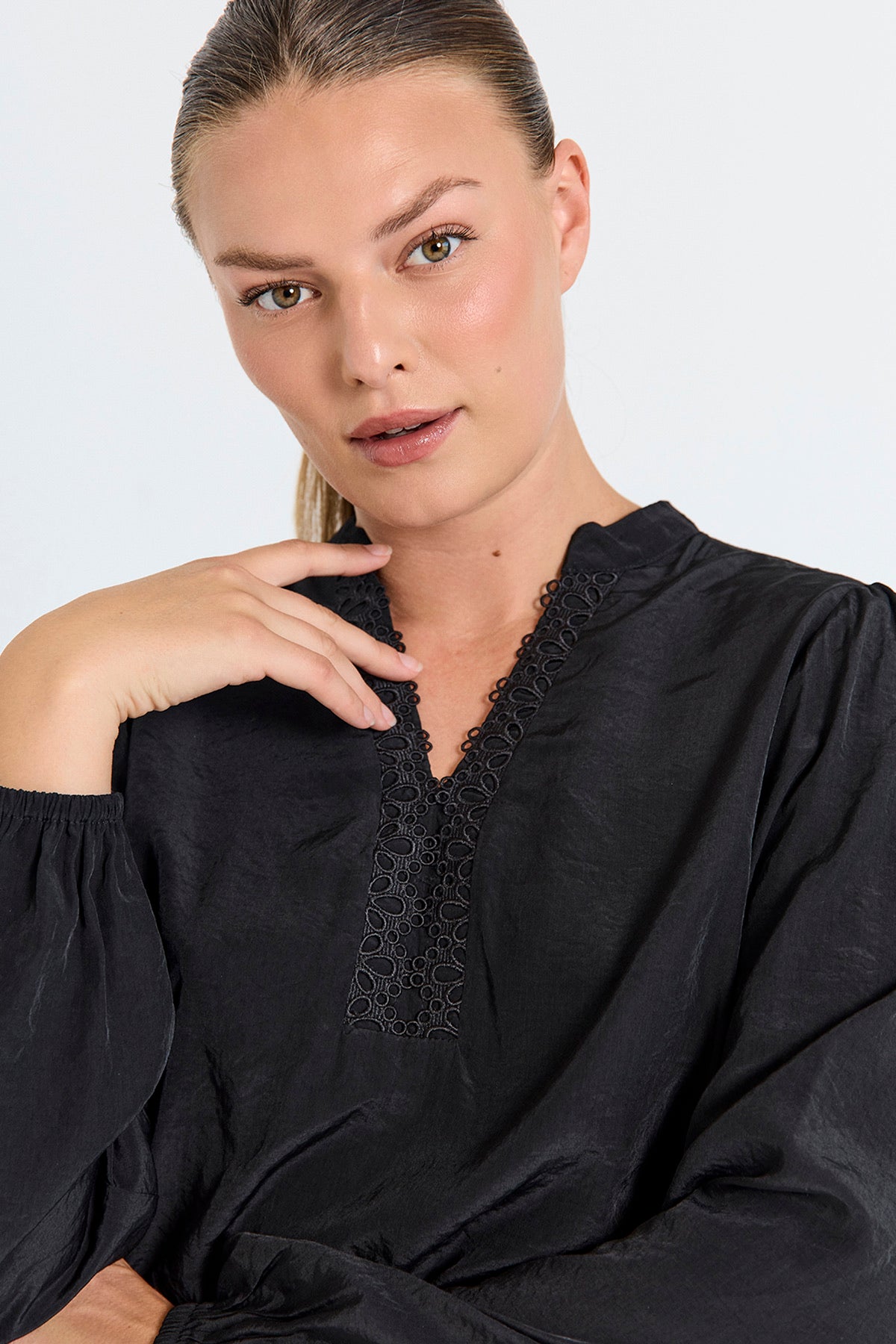 sort bluse med v-hals. Freequent Black FQTESSY-BLOUSE
