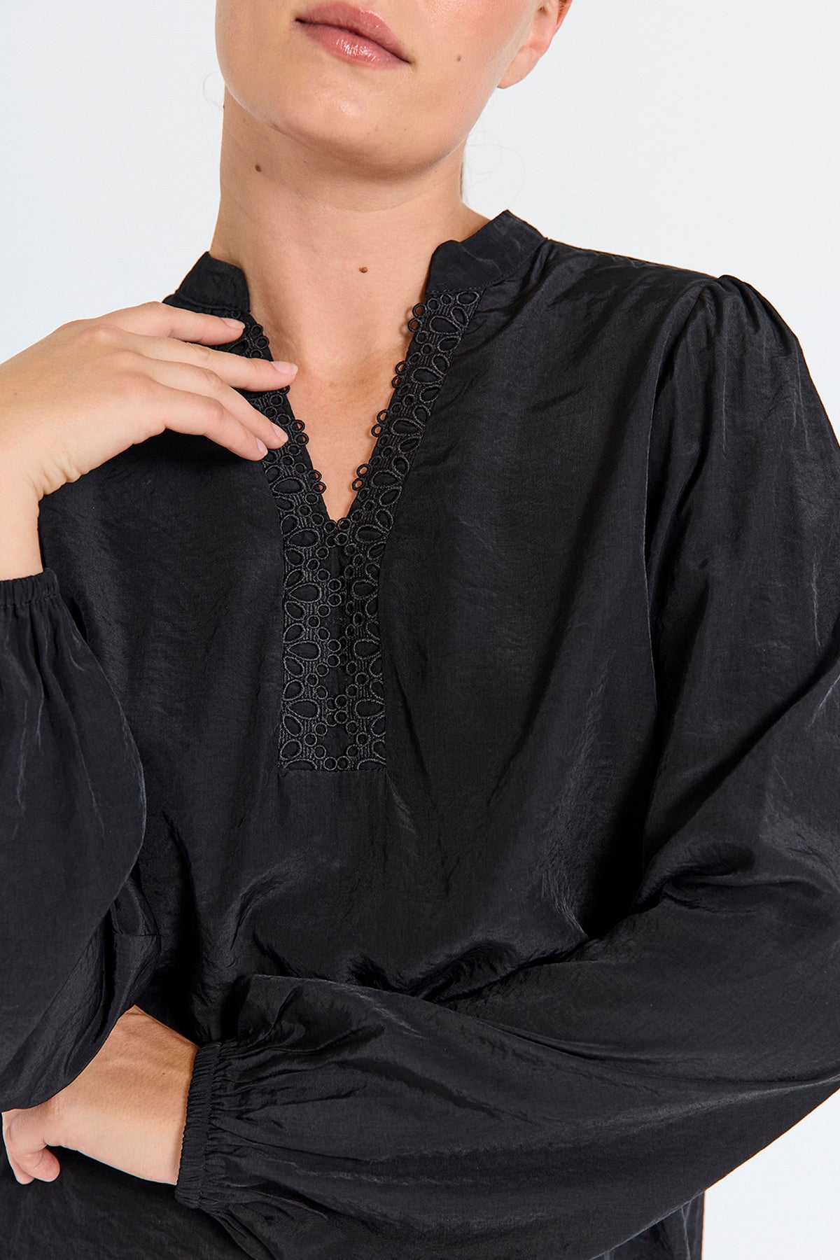 blonder på sort bluse med v-hals. Freequent Black FQTESSY-BLOUSE