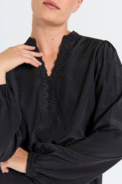blonder på sort bluse med v-hals. Freequent Black FQTESSY-BLOUSE