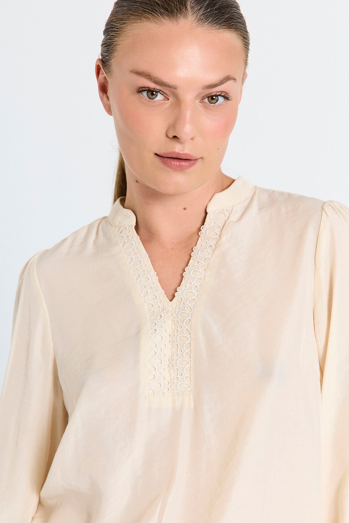 lys sandfarvet bluse Freequent FQTESSY-BLOUSE Moonbeam