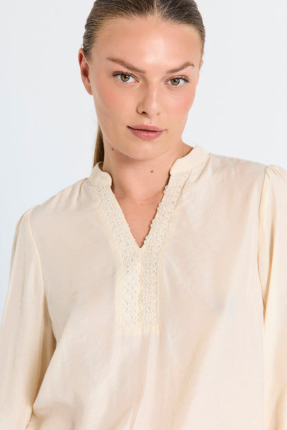 lys sandfarvet bluse Freequent FQTESSY-BLOUSE Moonbeam