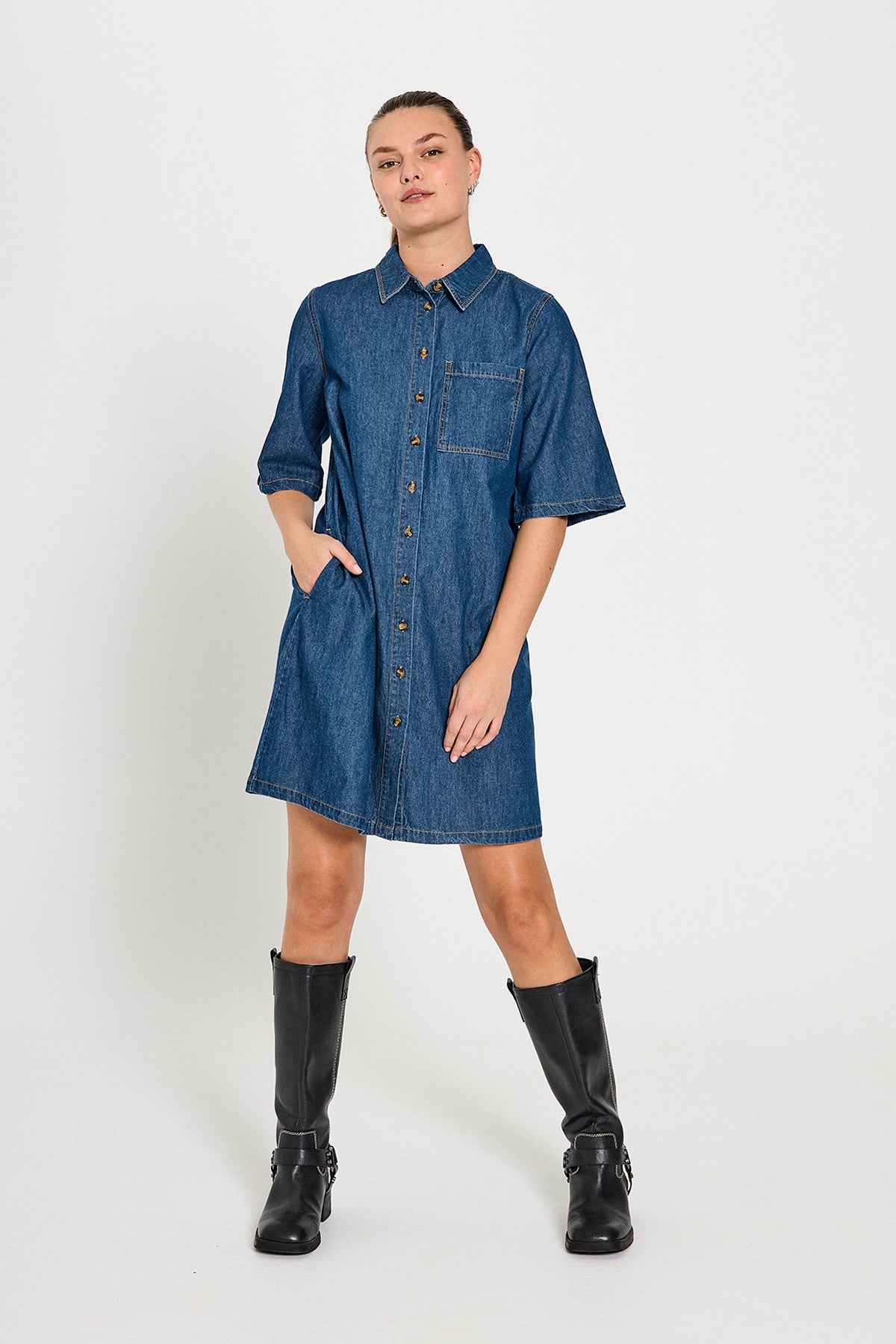model med kort denimkjole med 3/4 ærmer og sidelommer. Freequent FQLISEA-DRESS denim