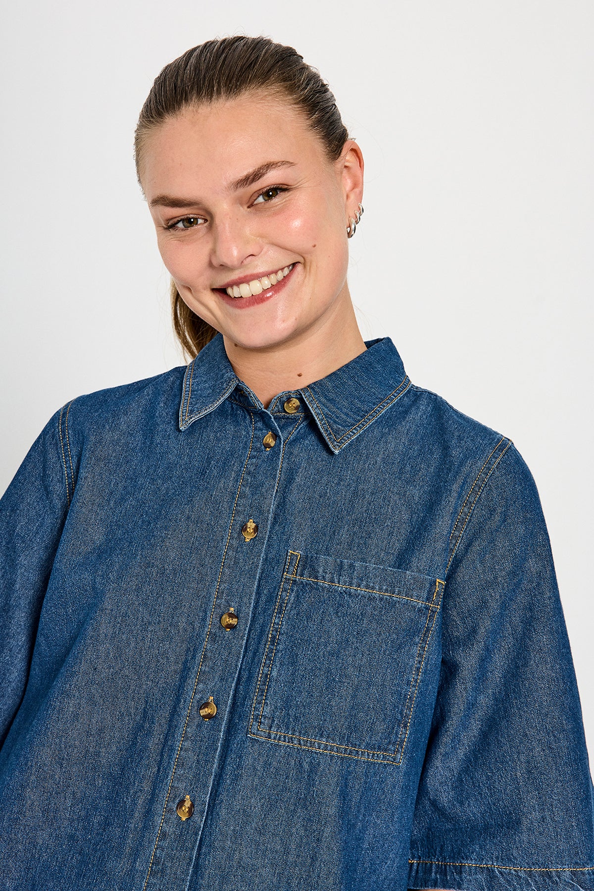 closeup af model med kort denimkjole med 3/4 ærmer og sidelommer. Freequent FQLISEA-DRESS denim