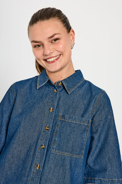 closeup af model med kort denimkjole med 3/4 ærmer og sidelommer. Freequent FQLISEA-DRESS denim