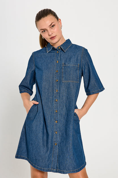 model med hænderne i lommer på kort denimkjole med 3/4 ærmer og sidelommer. Freequent FQLISEA-DRESS denim