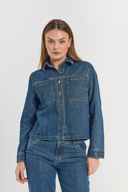 closeup af model med blå denimjakke med 2 brystlommer og knaplukning. Freequent FQRINNA-JACKET denim