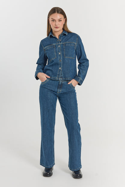 model med blå denimjakke med 2 brystlommer og knaplukning. Freequent FQRINNA-JACKET denim