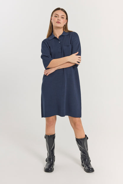 model med kort blå kjole med krave, knaplukning på brystet og halvlange ærmer. Freequent FQANI-DRESS Navy Blazer