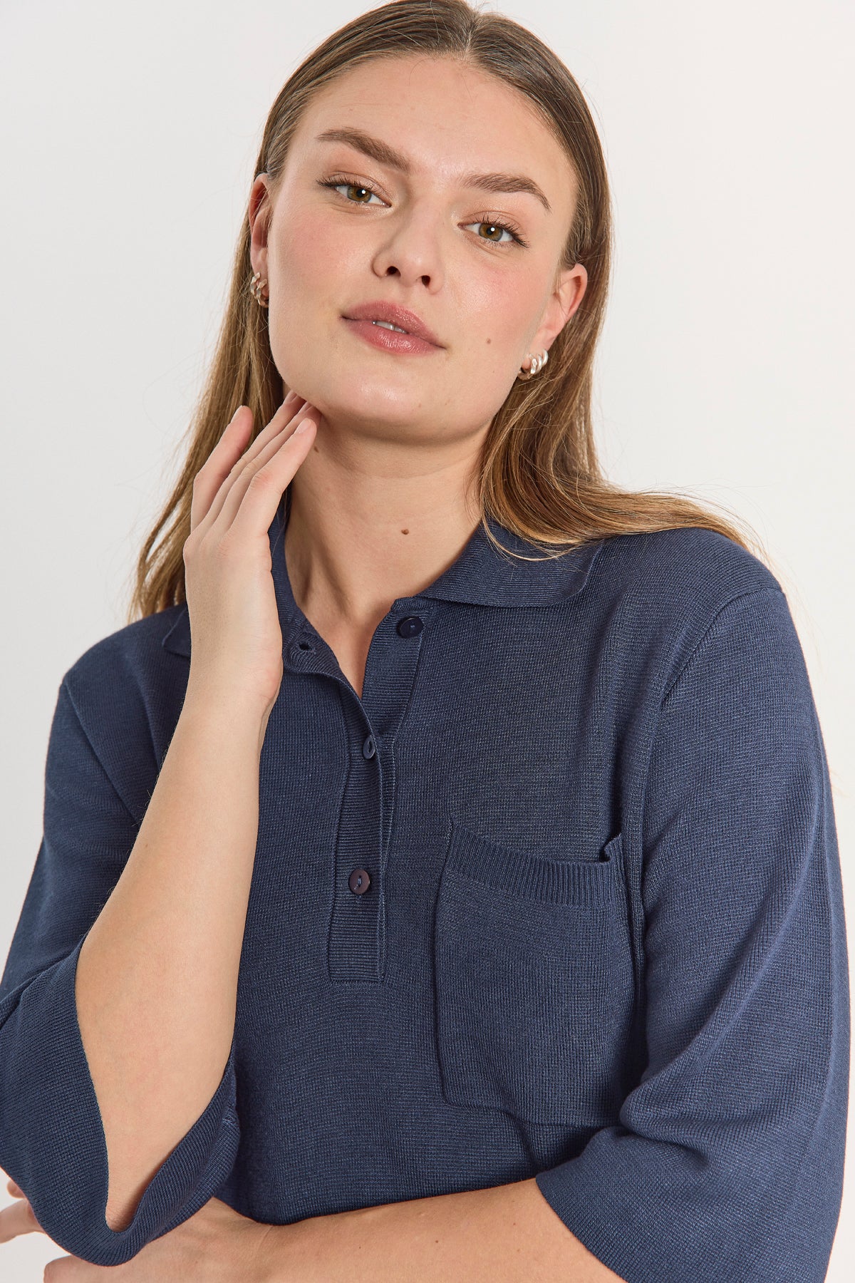 closeup af model med kort blå kjole med krave, knaplukning på brystet og halvlange ærmer. Freequent FQANI-DRESS Navy Blazer