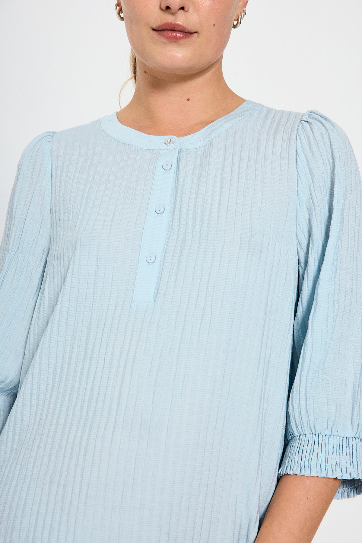 model med blå kjole med 3/4 pufærmer, knaplukning foran og en let struktur. Freequent FQABY-DRESS Chambray Blue