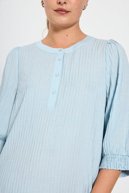 model med blå kjole med 3/4 pufærmer, knaplukning foran og en let struktur. Freequent FQABY-DRESS Chambray Blue