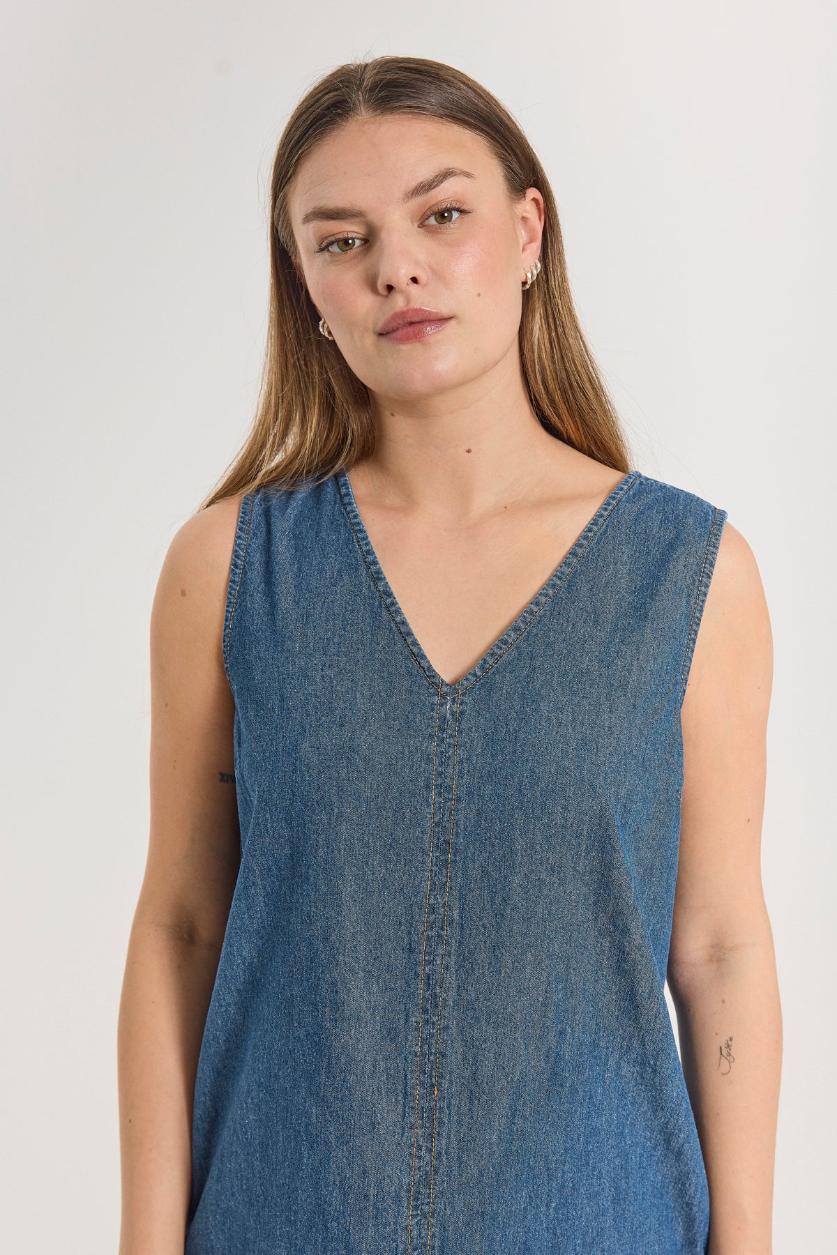 nærbillede af den øverste del på denimkjole med brede stropper og v-hals samt slids bagpå og sidelommer. Freequent FQLISEA-DRESS Medium Blue Denim