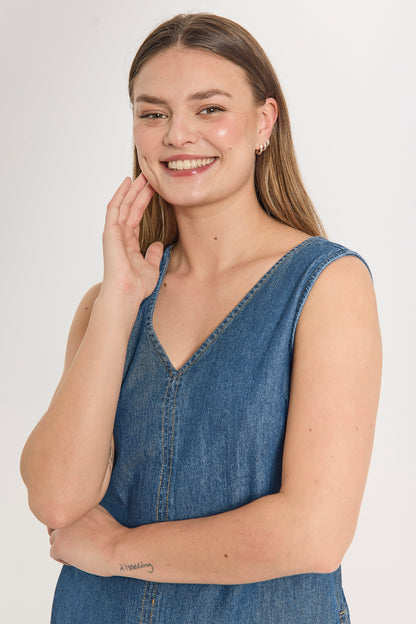 v-hals på denimkjole med brede stropper og v-hals samt slids bagpå og sidelommer. Freequent FQLISEA-DRESS Medium Blue Denim