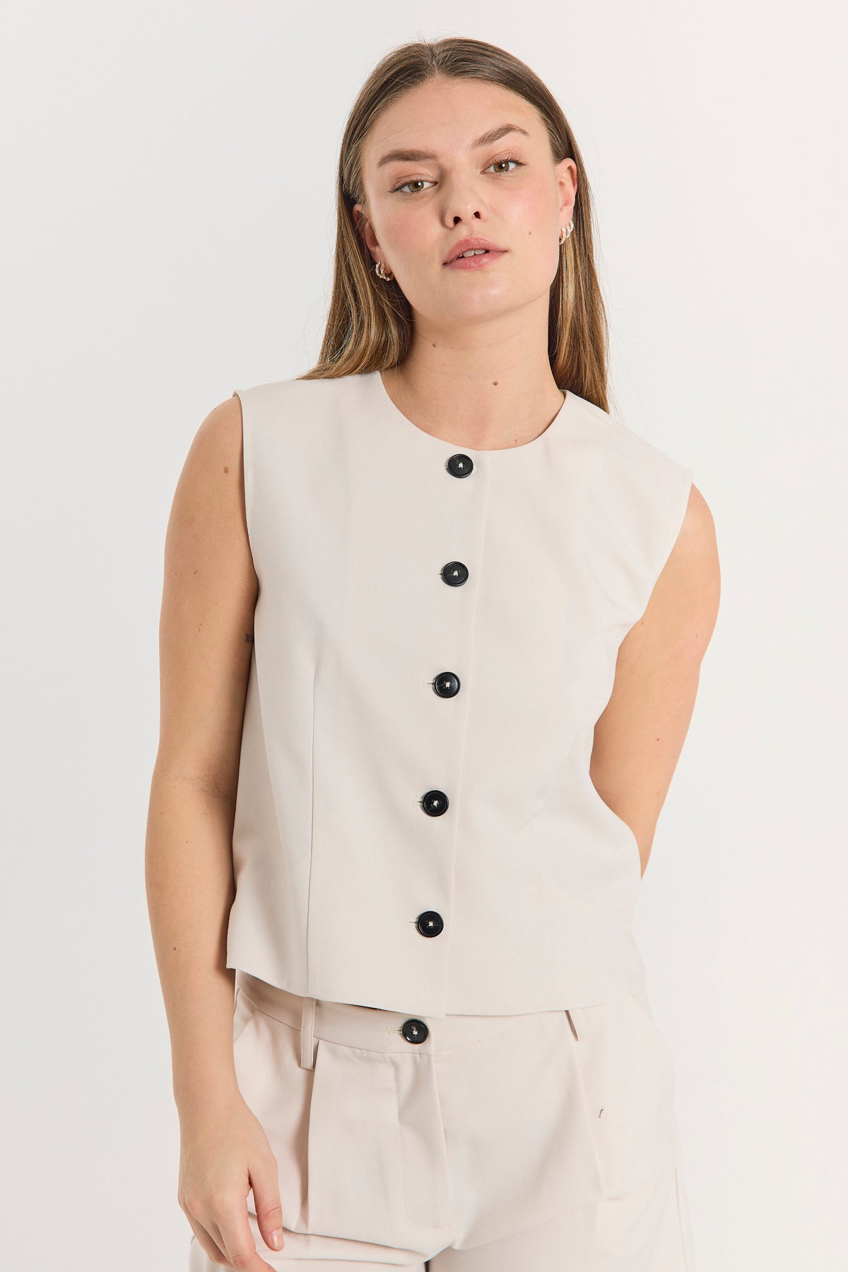 model med elegant beige vest med rund hals og sort knapper på fronten. Freequent FQMAEVE-WAISTCOAT Moonbeam