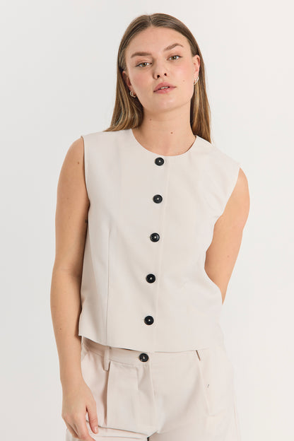 model med elegant beige vest med rund hals og sort knapper på fronten. Freequent FQMAEVE-WAISTCOAT Moonbeam