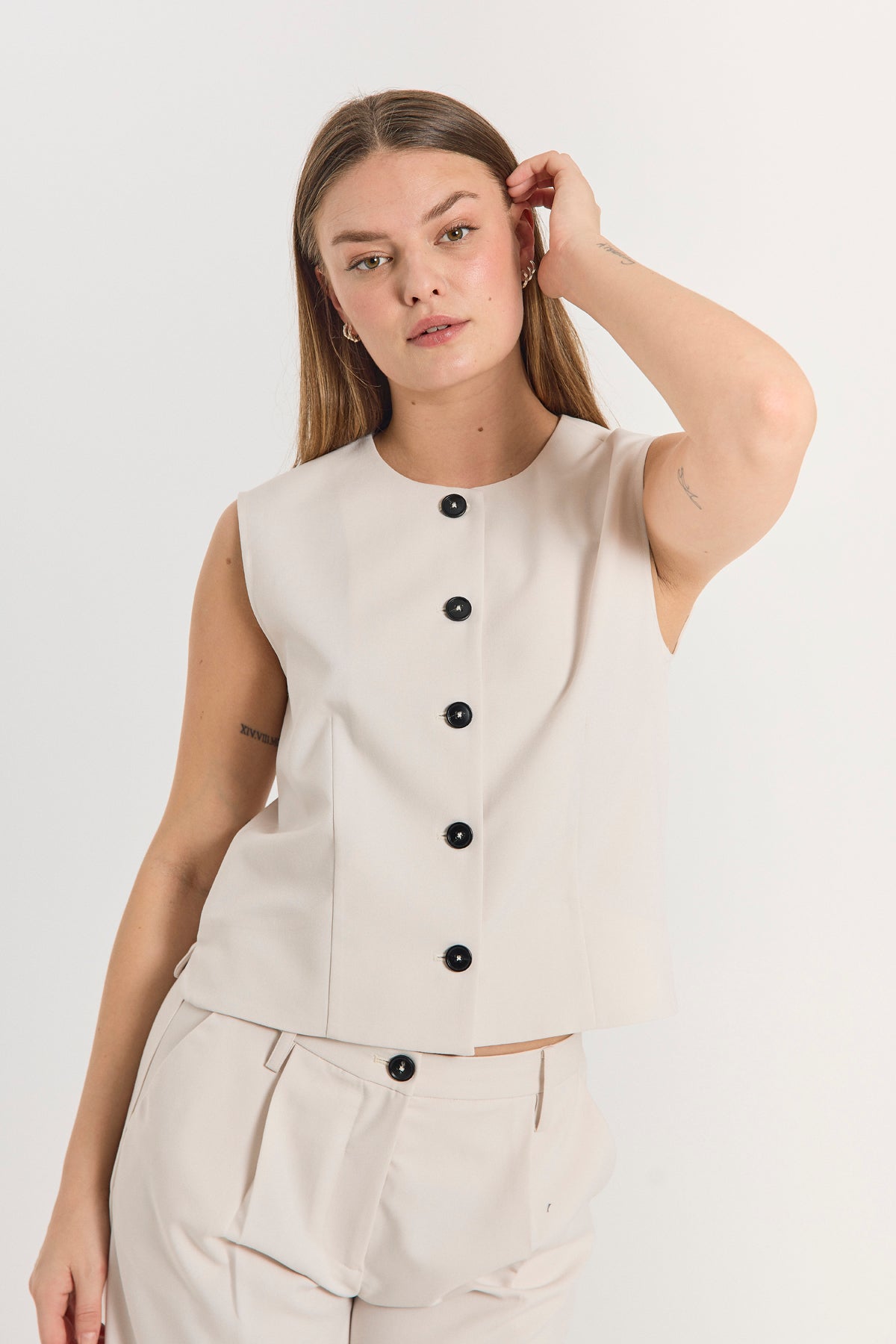 model med elegant beige vest med rund hals og sort knapper på fronten. Freequent FQMAEVE-WAISTCOAT Moonbeam