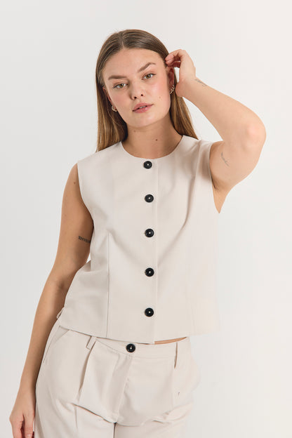 model med elegant beige vest med rund hals og sort knapper på fronten. Freequent FQMAEVE-WAISTCOAT Moonbeam