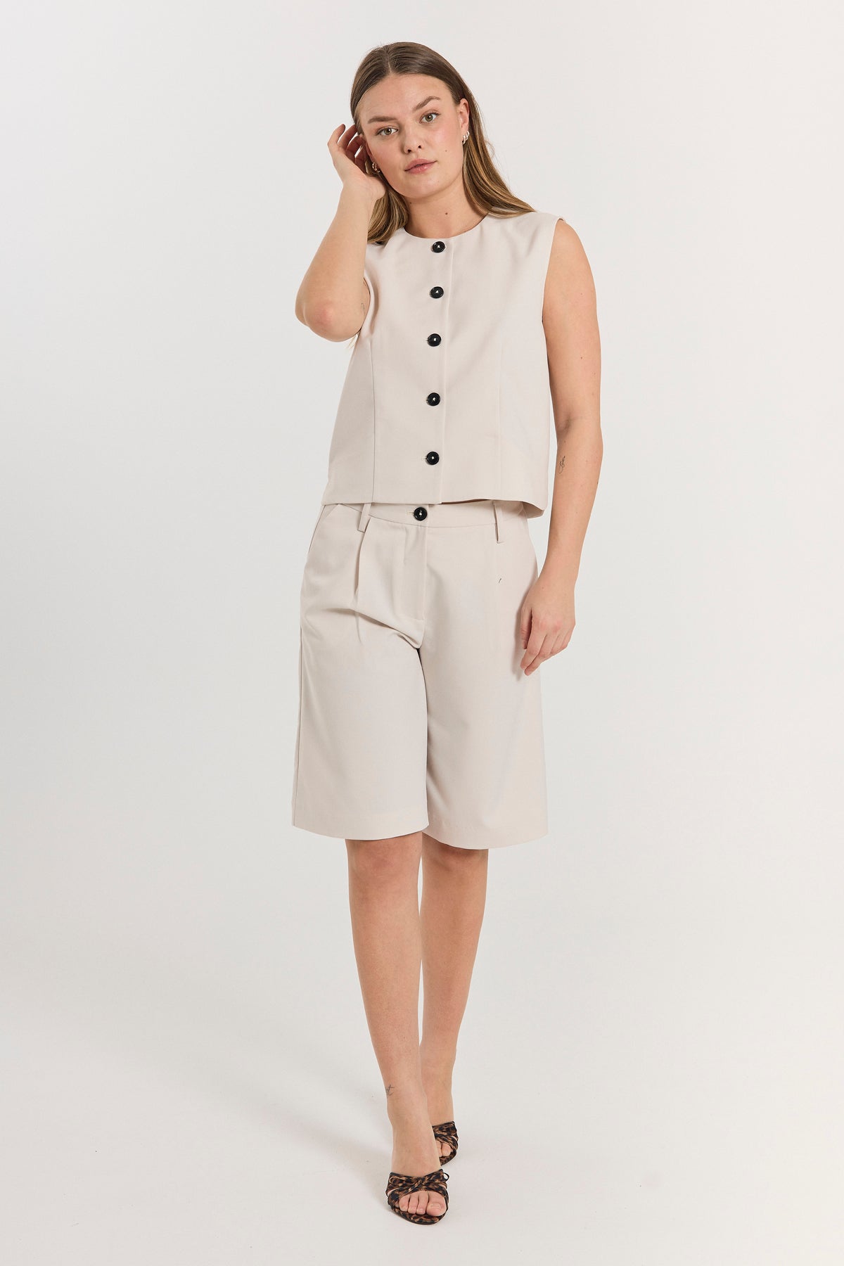 model med beige vest og lange beige shorts med sidelommer og knap/lynlåslukning. Freequent FQMAEVE-SHORTS Moonbeam