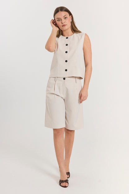 model med beige vest og lange beige shorts med sidelommer og knap/lynlåslukning. Freequent FQMAEVE-SHORTS Moonbeam