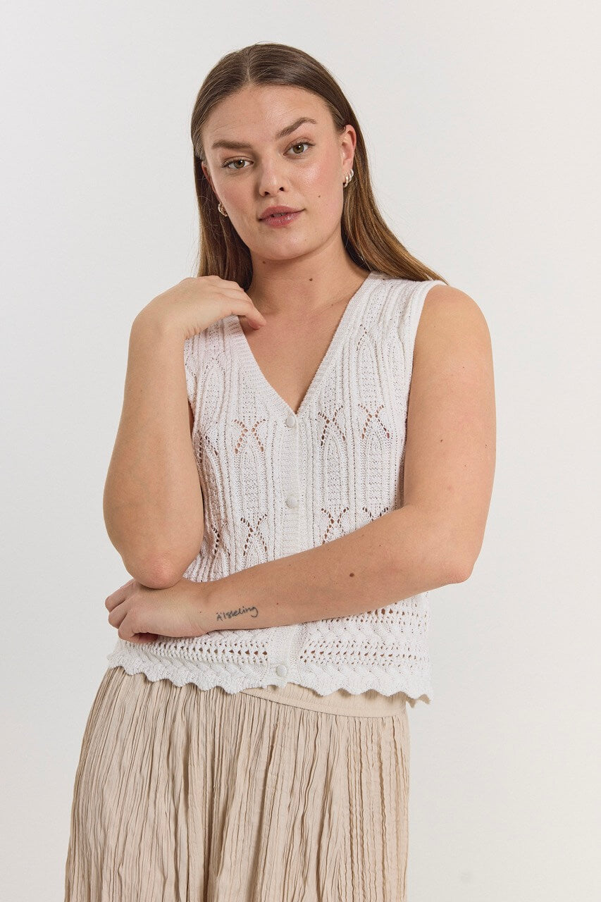 model med hvid vest med hulmønster Freequent FQFRAYA-WAISTCOAT Brilliant white