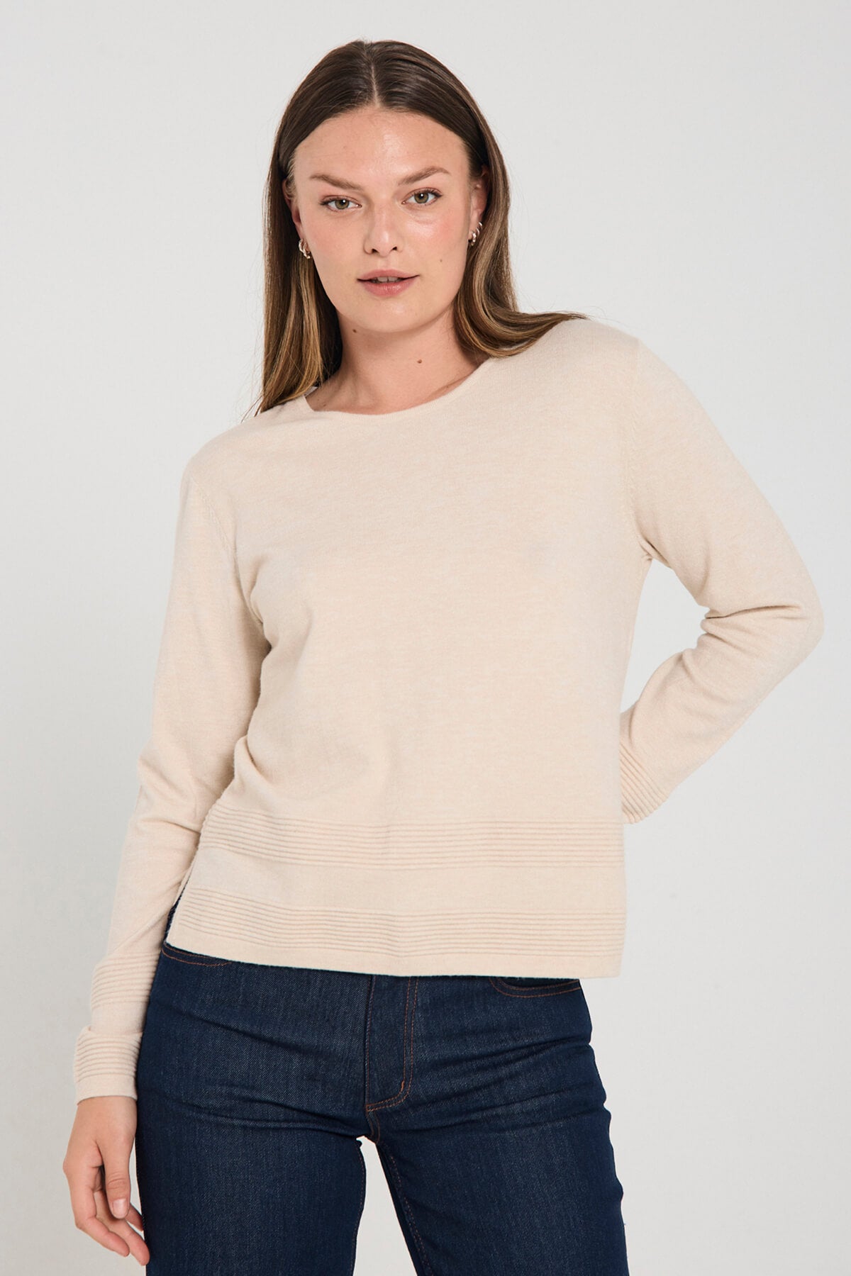 model med beige striktrøje Freequent FQFLOW-PULLOVER Moonbeam Melange