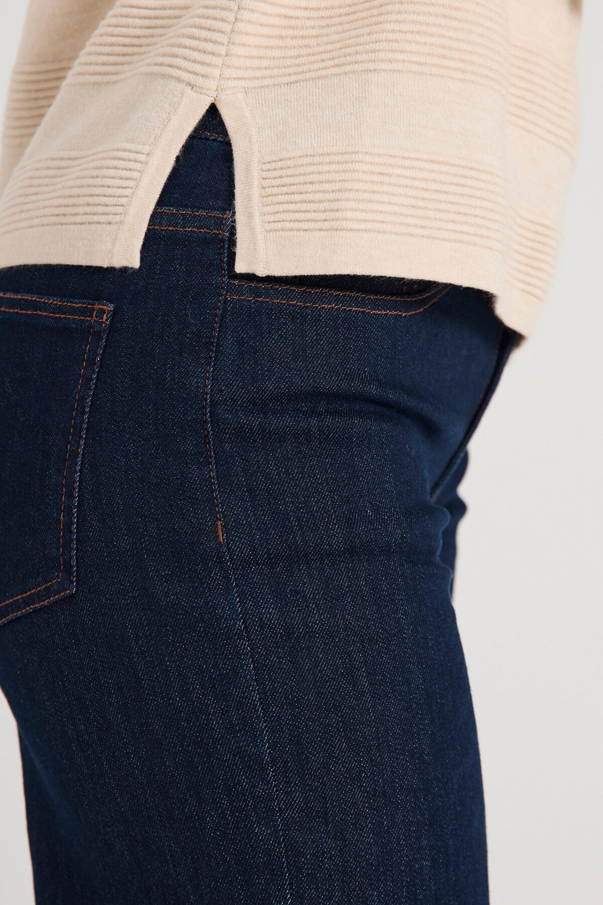 lille slids i siden på beige striktrøje Freequent FQFLOW-PULLOVER Moonbeam Melange