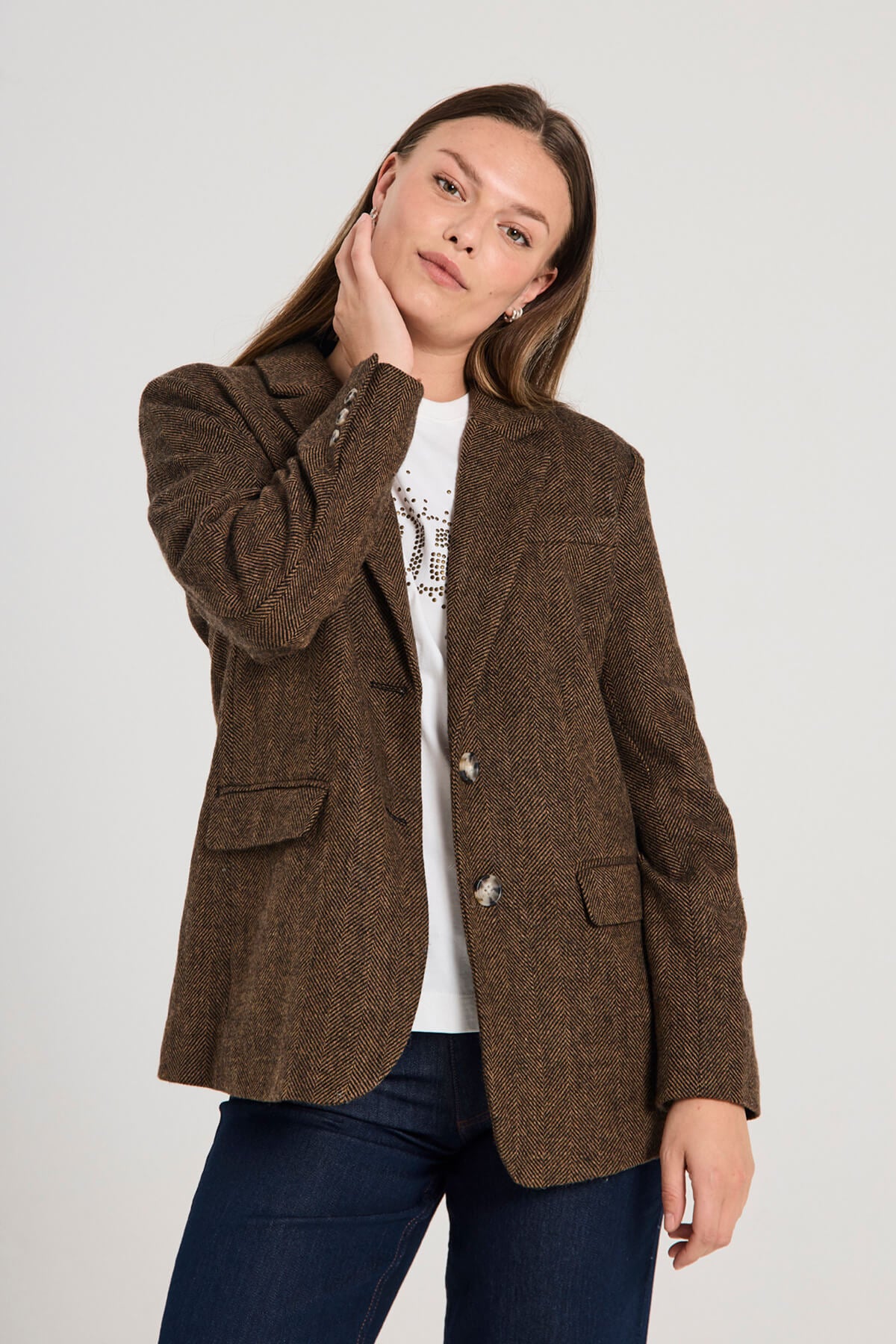 model med brun blazer med knaplukning. Freequent FQZANGO-JACKET Coffee Bean w. Black