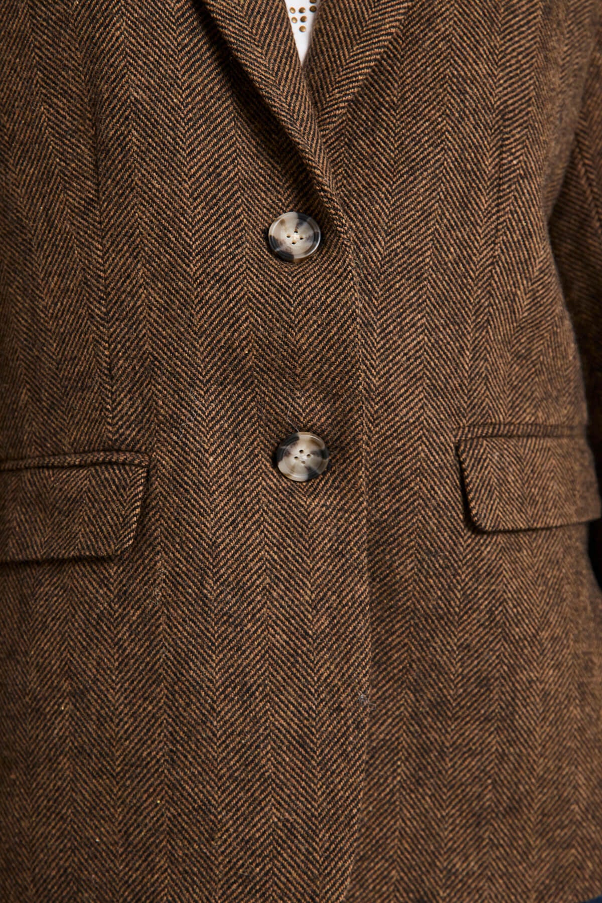 knapper på brun blazer med knaplukning. Freequent FQZANGO-JACKET Coffee Bean w. Black