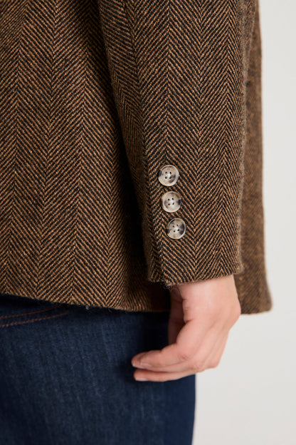 knapper på ærmerne af brun blazer med knaplukning. Freequent FQZANGO-JACKET Coffee Bean w. Black