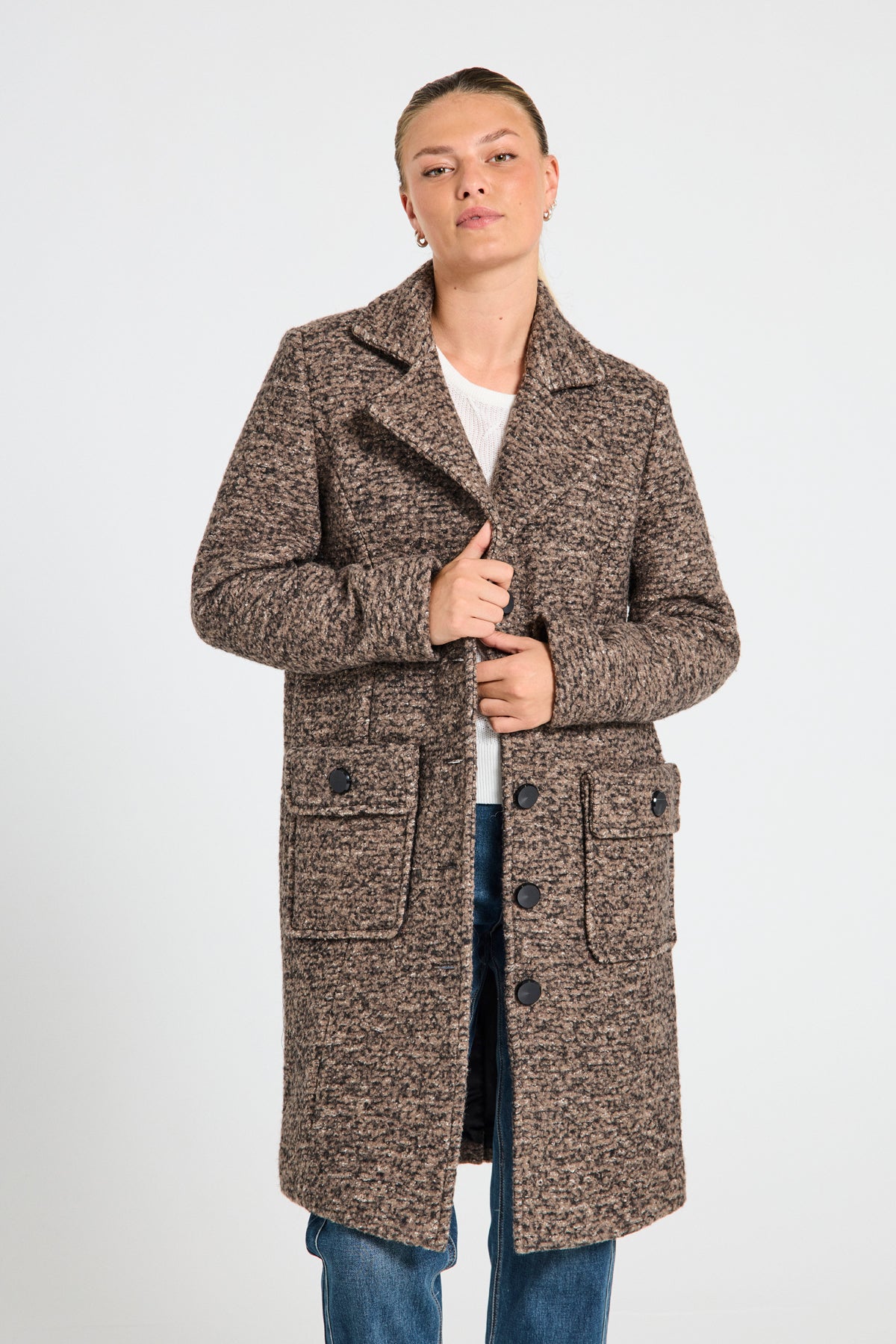 mellemlang frakke med knappelukning og lommer. Freequent FQBUGGY-JACKET Simply Taupe w. Black